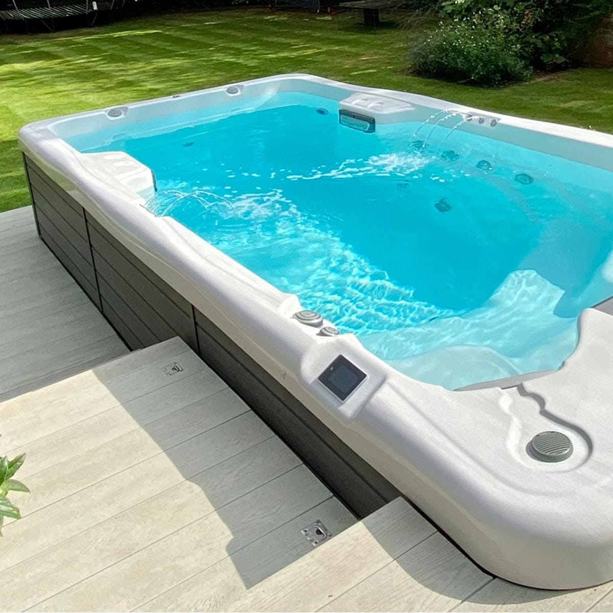 Amazonas_swim_spa_wflow_lifestyle1